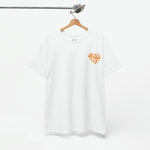 Oversized Koningsdag T-shirt voor dames, witte stof met klein oranje borstlogo aan hangertje.