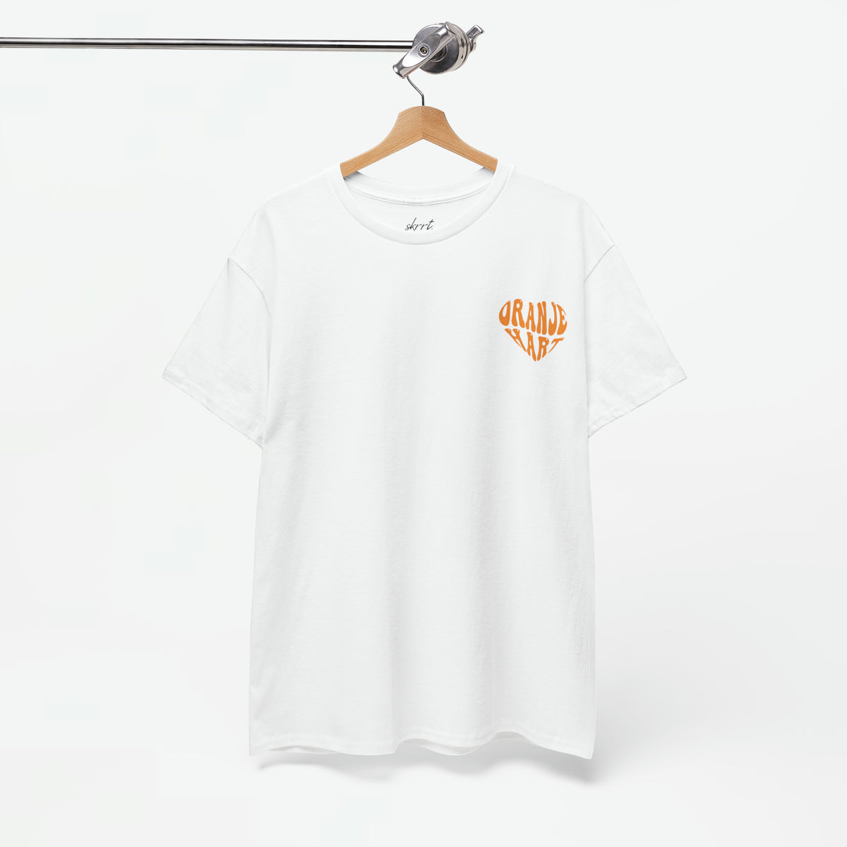 Wit dames T-shirt met kleine oranje borstprint aan kleerhanger
