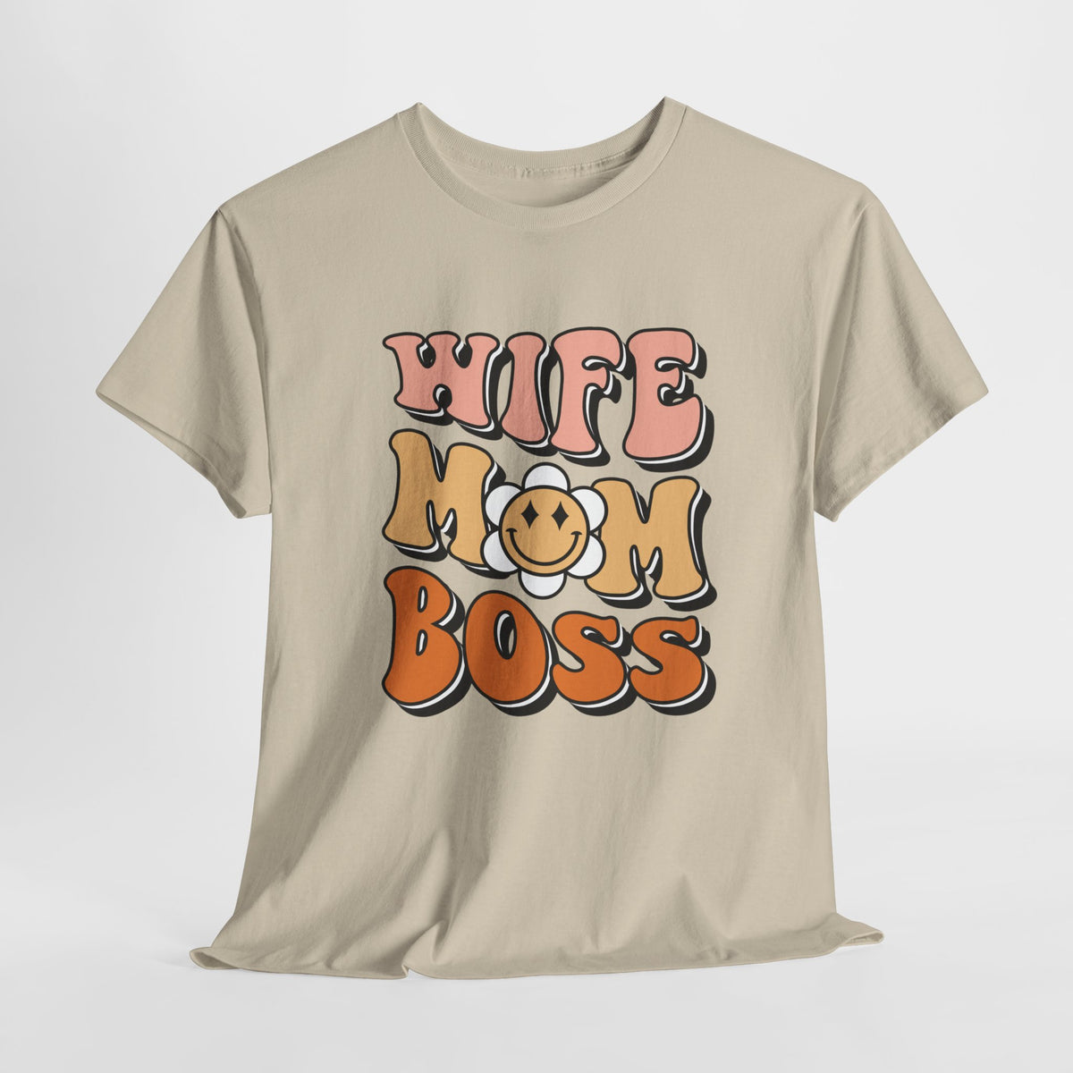 Zandkleurig T-shirt met ronde hals en kleurrijke bedrukking “WIFE MOM BOSS”.