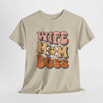 Zandkleurig T-shirt met ronde hals en kleurrijke bedrukking “WIFE MOM BOSS”.