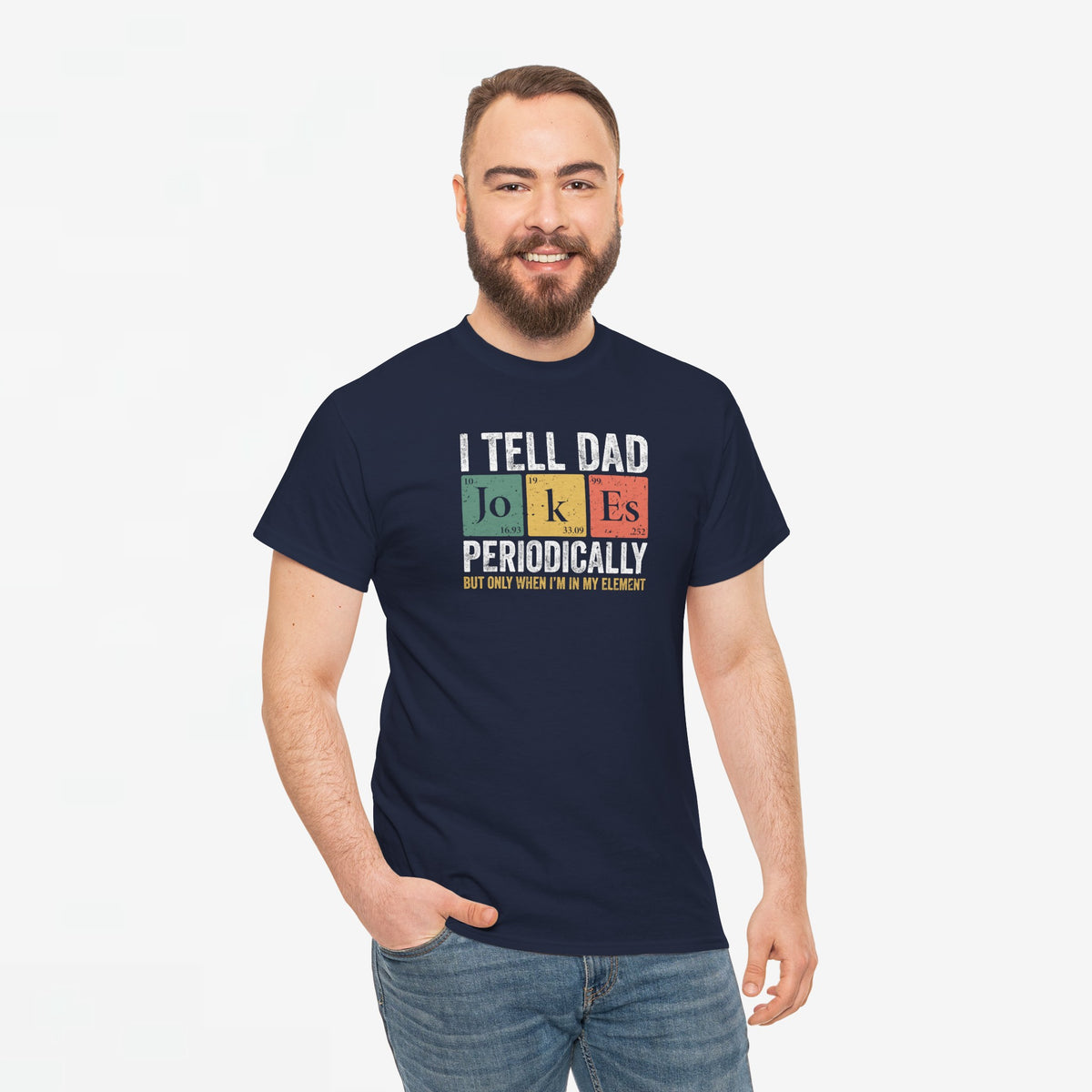 Donkerblauwe oversized t-shirt met borstprint “I Tell Dad” gedragen door man
