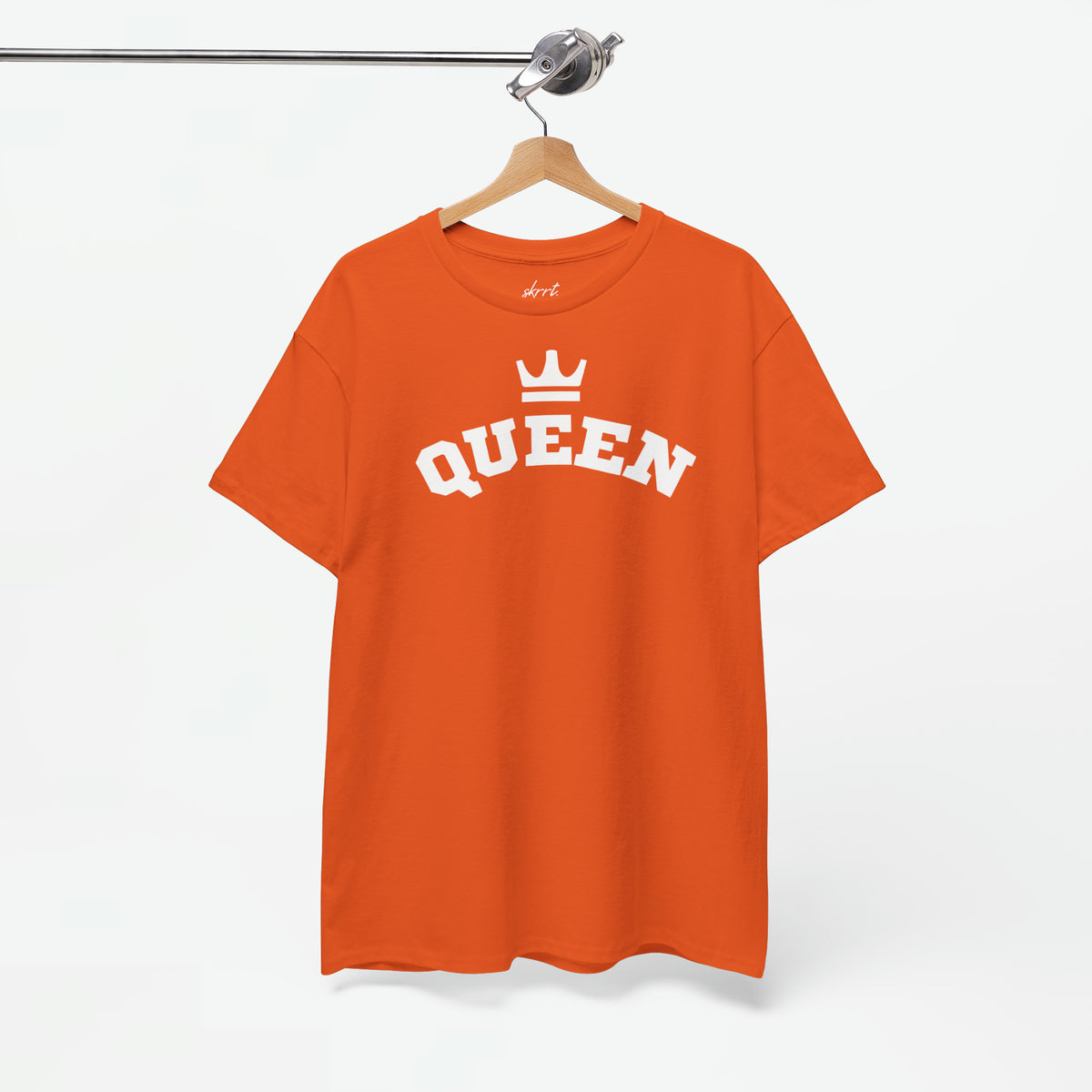 Oranje T-shirt met QUEEN-print en kroon op de borst, aan kleerhanger