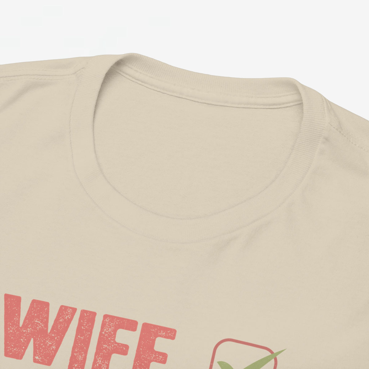 Sandkleurige t-shirt met ronde hals en close-up van 'WIFE' met groene vinkjes