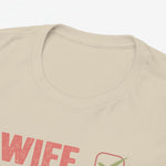Sandkleurige t-shirt met ronde hals en close-up van 'WIFE' met groene vinkjes