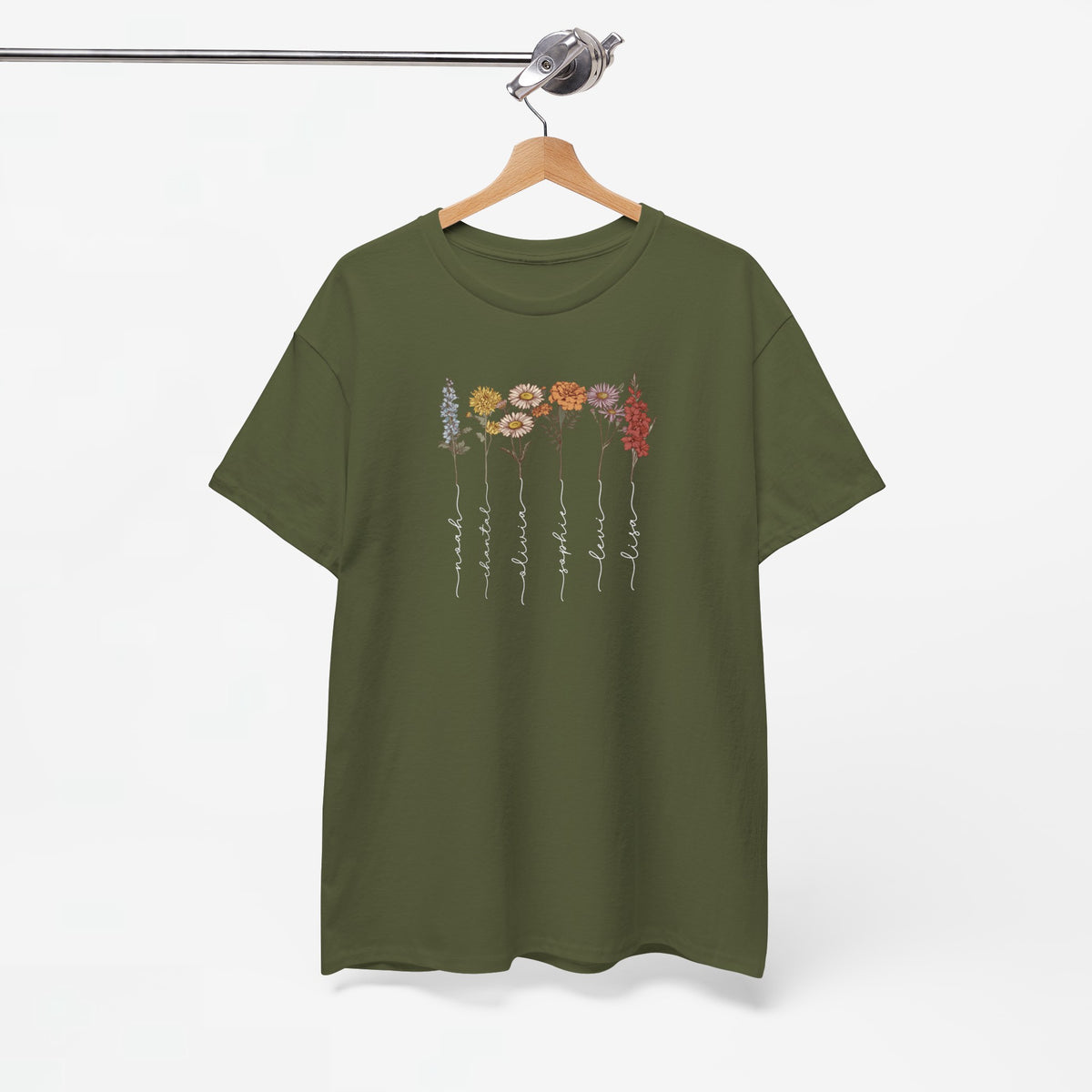T-shirt olijfgroen met bloemenprint en sierlijke namen in wit en kleur