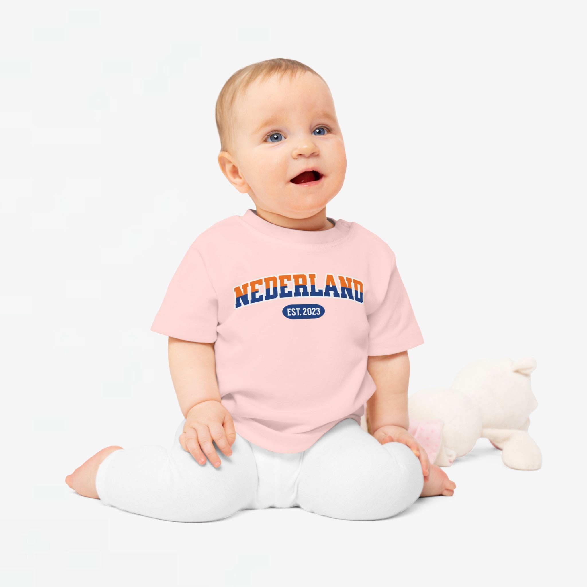 Baby T-shirt voor EK, WK en Koningsdag - Personaliseer met Naam, Jaar & Rugnummer - NEDERLAND (oranje en blauwe tekst)