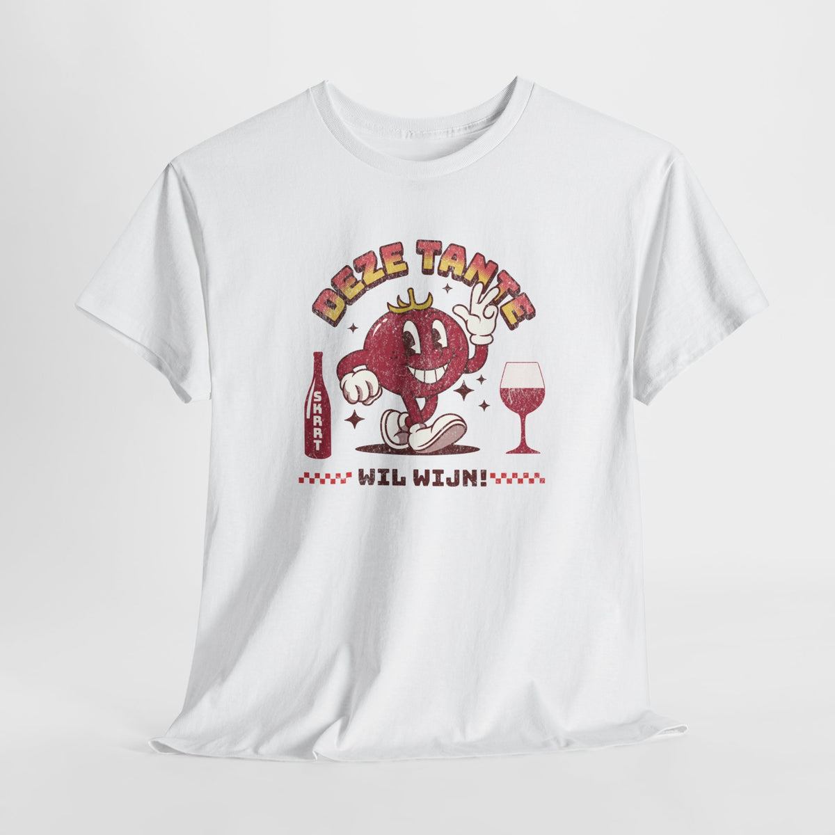Witte T-shirt met rode cartoonprint van figuur en wijnglas, tekst onderaan