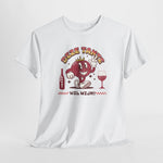 Witte T-shirt met rode cartoonprint van figuur en wijnglas, tekst onderaan