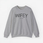 Lichtgrijze sweater met borstopdruk WIFEY en EST. 2024, lange mouwen