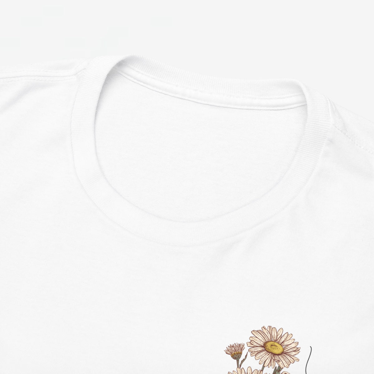 Wit T-shirt met ronde hals en bovenste deel van bloemenprint