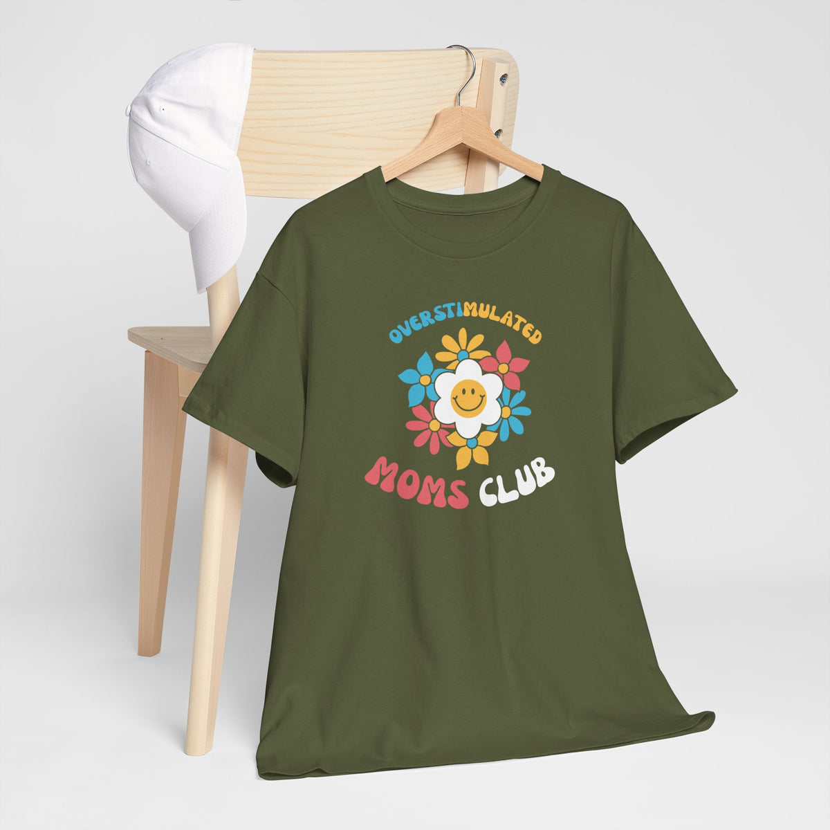 Olijfgroen T-shirt met ronde hals en kleurrijke bloem- en leeuwprint op de borst
