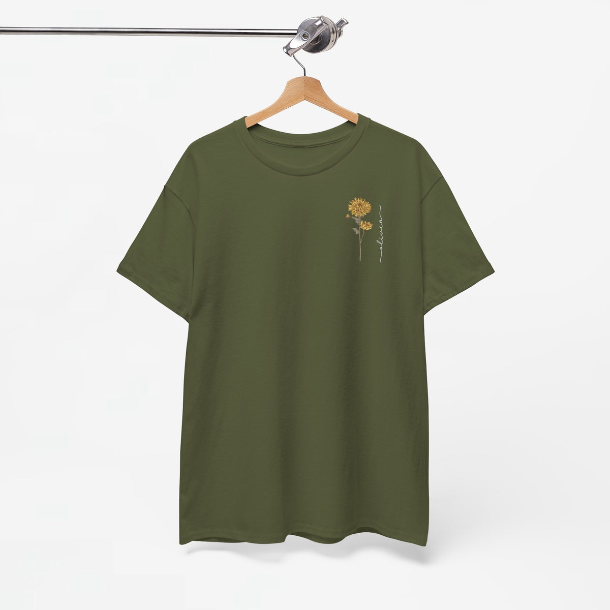 Olijfgroen T-shirt met kleine bloemprint op de borst