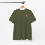 Olijfgroen T-shirt met kleine bloemprint op de borst