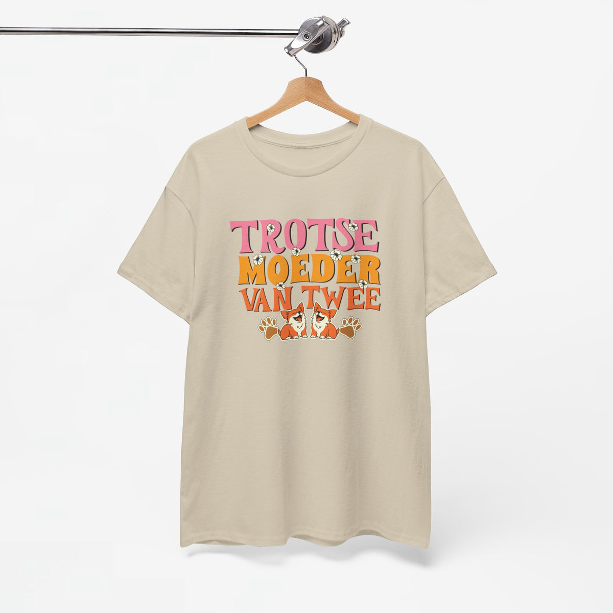 Beige T-shirt aan houten hanger met ronde hals en kleurrijke opdruk