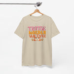 Beige T-shirt aan houten hanger met ronde hals en kleurrijke opdruk