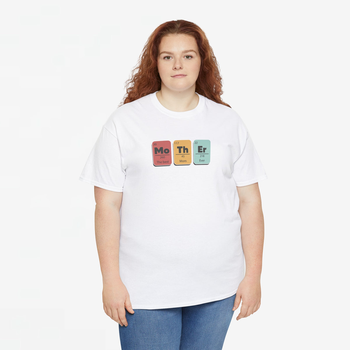 Wit oversized T-shirt met periodiek-systeemprint op de borst, model in volle lengte