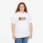 Wit oversized T-shirt met periodiek-systeemprint op de borst, model in volle lengte