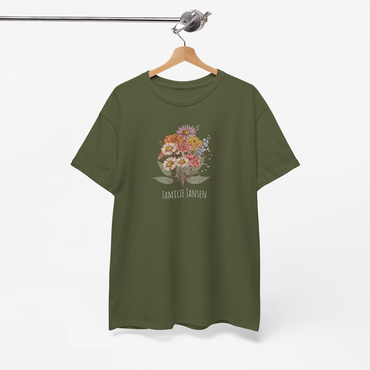 Olijfgroene T-shirt met bloemenprint en tekst “FAMILIE JANSEN” op de borst.