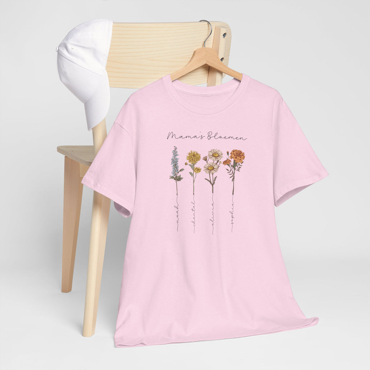 Roze T-shirt met bloemenprint en cursieve tekst op houten kleerhanger