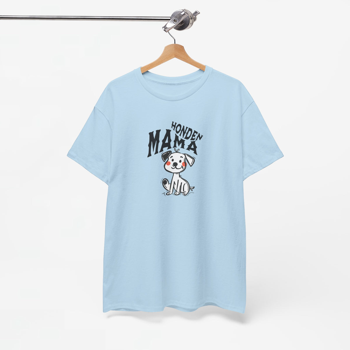 Lichtblauw t-shirt aan hanger met “Honden Mama” opdruk en hondfiguur