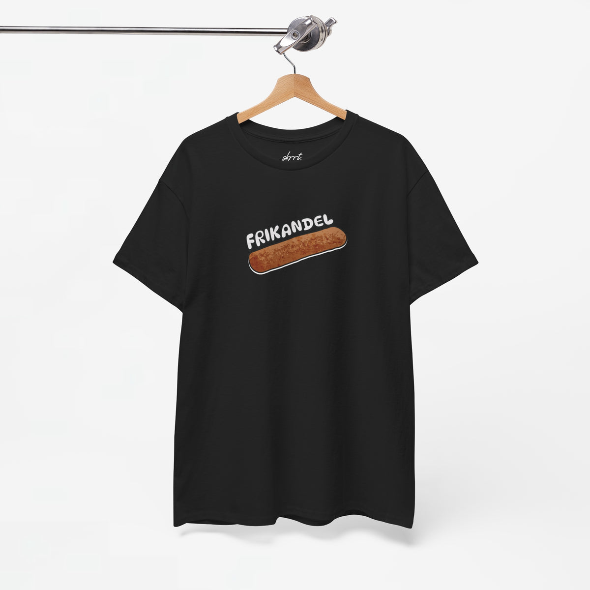 Zwarte T-shirt met frikandelprint op de achterkant, korte mouwen en ronde hals.