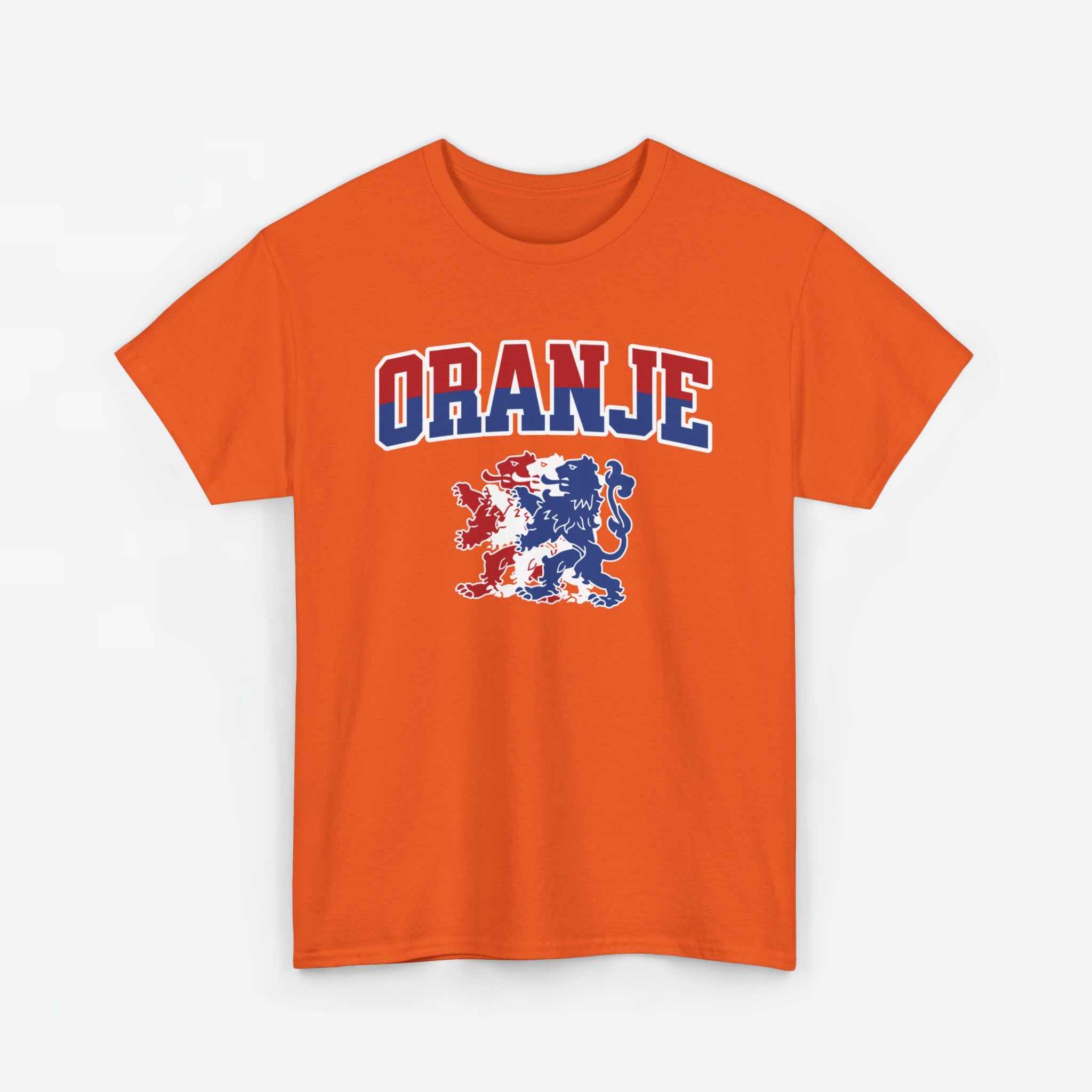Oranje T-shirt voor EK, WK en Koningsdag - Personaliseer met Naam & Rugnummer - ORANJE met Leeuw (rode en blauwe tekst)