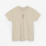 Zandkleurig T-shirt, bloemillustratie op de borst, ronde hals, korte mouwen