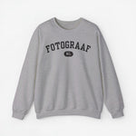 Lichtgrijze sweater met ronde hals en FOTOGRAAF-print met NL-logo