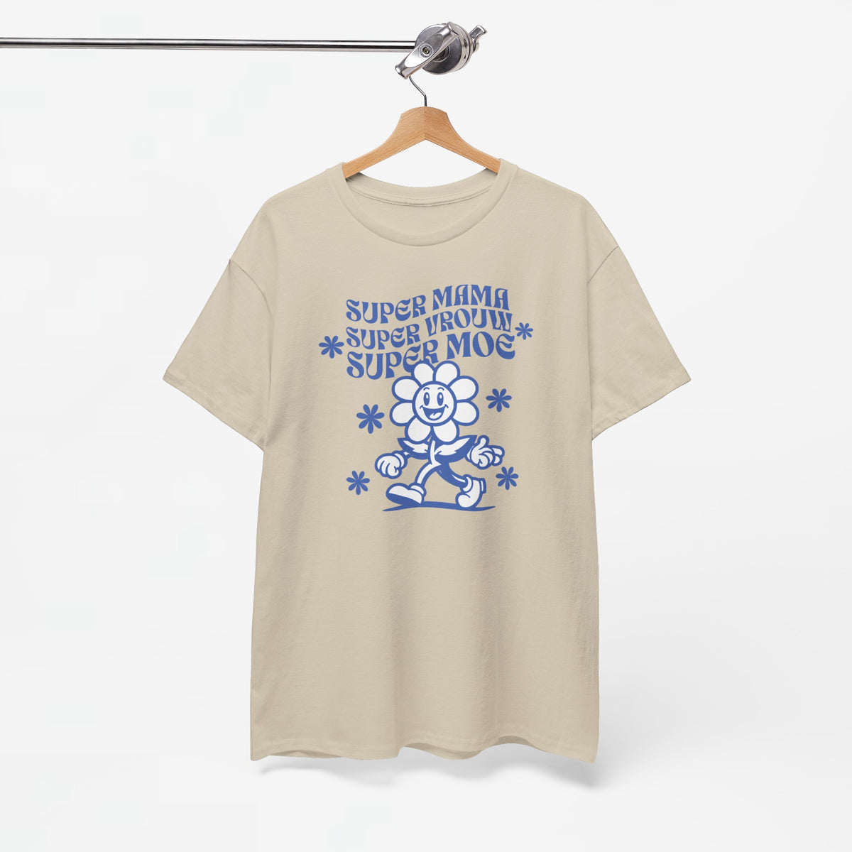 Zandkleurig T-shirt aan hanger met blauwe ‘Super mama’-opdruk en bloemen.