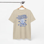 Zandkleurig T-shirt aan hanger met blauwe ‘Super mama’-opdruk en bloemen.