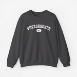 Donkere grijze sweater met ronde hals en borstprint “VERZORGEN NL”