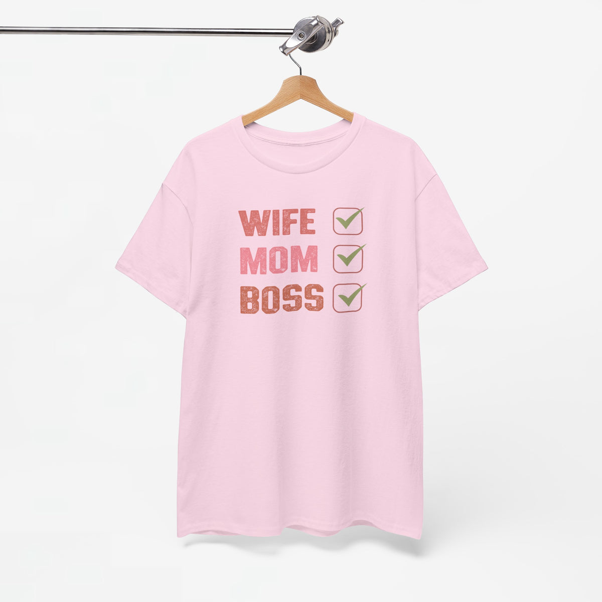 Roze t-shirt aan hanger met ronde hals en opdruk 'WIFE MOM BOSS' en vinkjes
