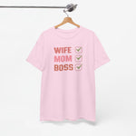 Roze t-shirt aan hanger met ronde hals en opdruk 'WIFE MOM BOSS' en vinkjes