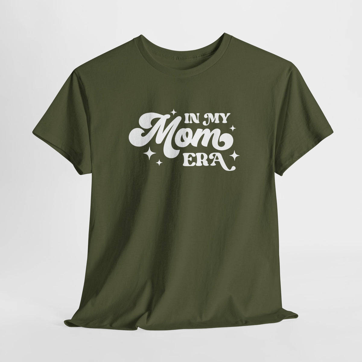 Olijfgroene t-shirt met witte opdruk 'IN MY MOM ERA' voorop.