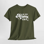 Olijfgroene t-shirt met witte opdruk 'IN MY MOM ERA' voorop.