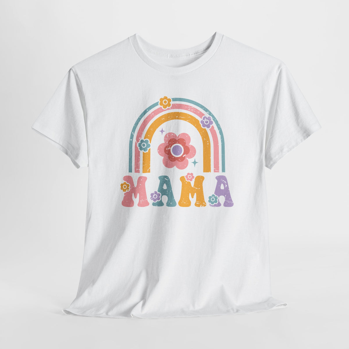 Witte T-shirt met regenboogprint en opschrift 'MAMA' onder een bloemboog