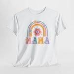 Witte T-shirt met regenboogprint en opschrift 'MAMA' onder een bloemboog