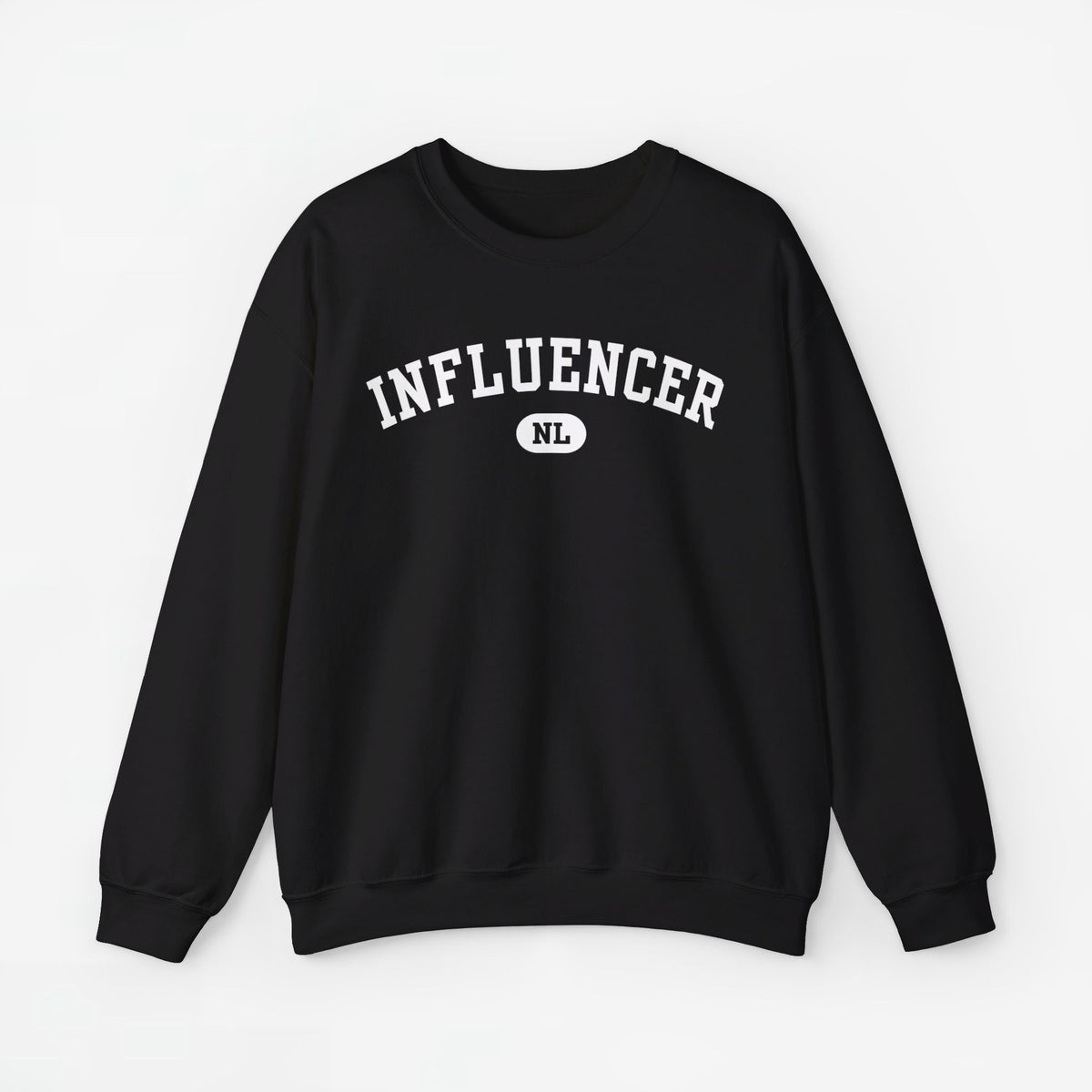 Zwarte sweater met ronde hals en 'INFLUENCER' borstprint met klein 'NL'.