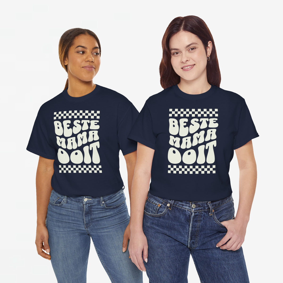T-shirt op twee modellen, donkerblauw met witte 'Beste mama ooit' print