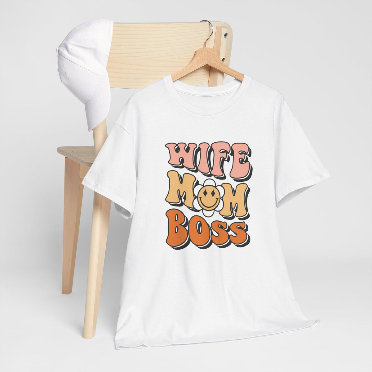 Witte oversized t-shirt met frontprint “WIFE MOM BOSS” en houten hanger