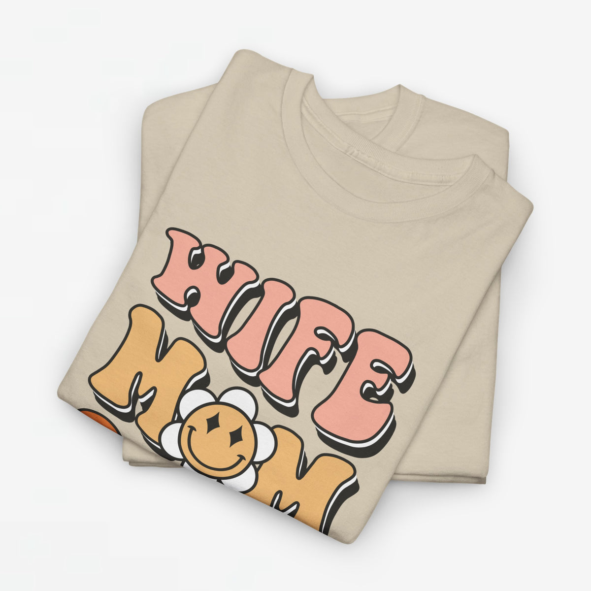 Zandkleurig oversized T-shirt met cartoon opdruk “WIFE MOM BOSS” op de borst