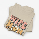 Zandkleurig oversized T-shirt met cartoon opdruk “WIFE MOM BOSS” op de borst