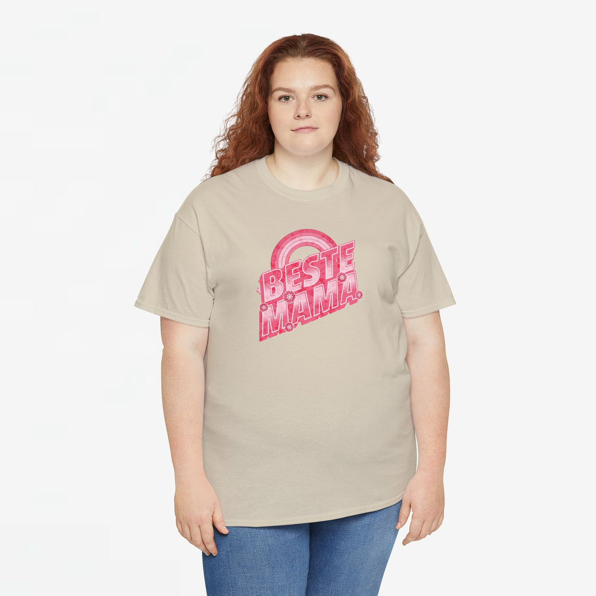 Zandkleurige oversized T-shirt met roze “Beste Mama” opdruk, model in frontaanzicht