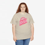 Zandkleurige oversized T-shirt met roze “Beste Mama” opdruk, model in frontaanzicht