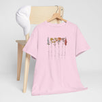 Roze T-shirt met bloemenprint op de borst, op houten hangertje