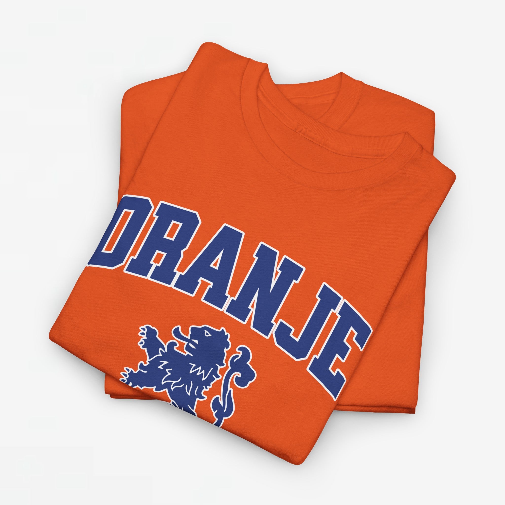 Oranje T-shirt voor EK, WK en Koningsdag - Personaliseer met Naam & Rugnummer - ORANJE met Leeuw (blauwe tekst)