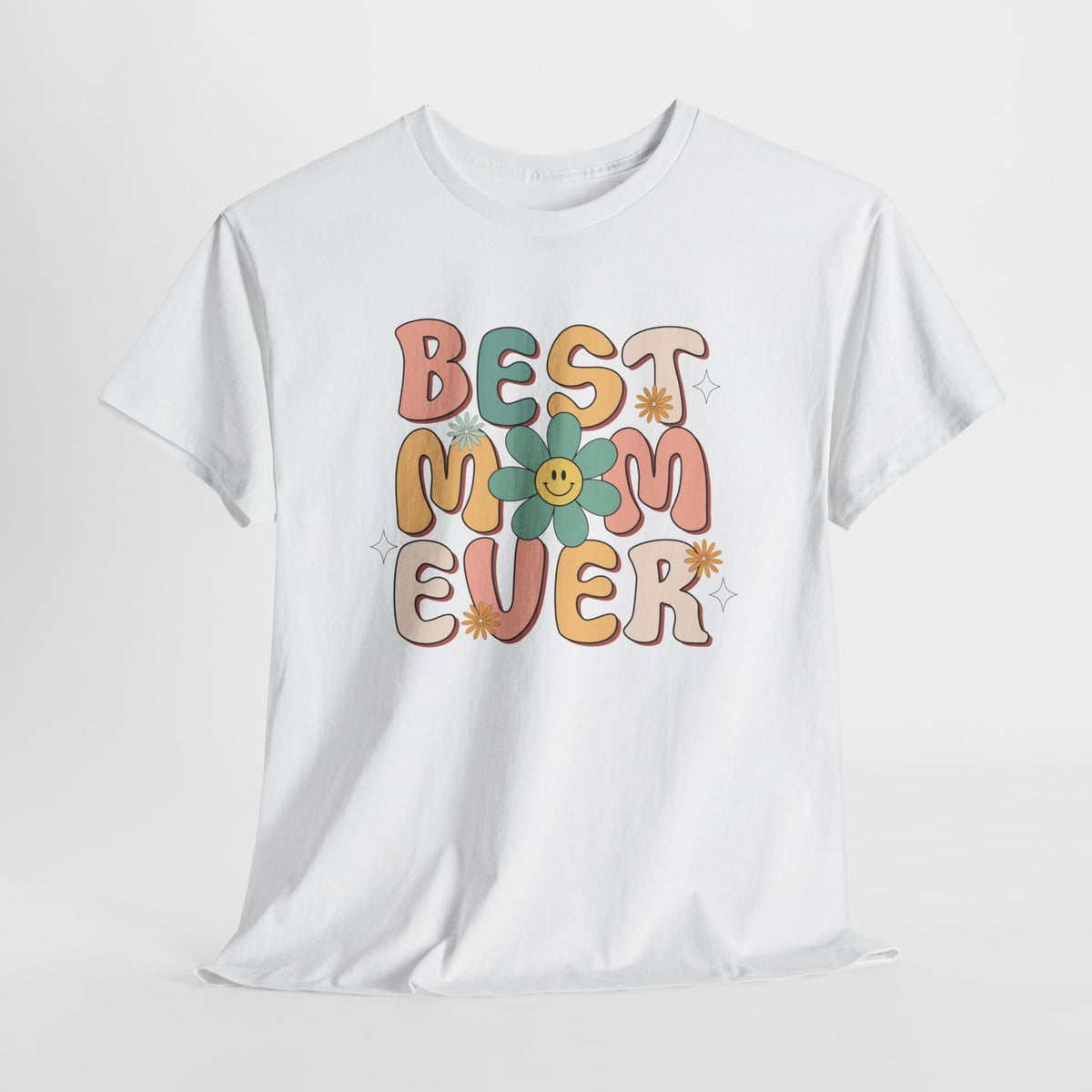 Witte T-shirt met kleurrijke bloemenprint en tekst "BEST MOM EVER" op borst