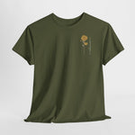 Olijfgroen T-shirt met kleine bloemillustratie op de rechterborst