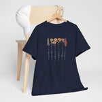 Donkerblauw t-shirt met bloemenprint en witte sierlijke namen op houten hangertje