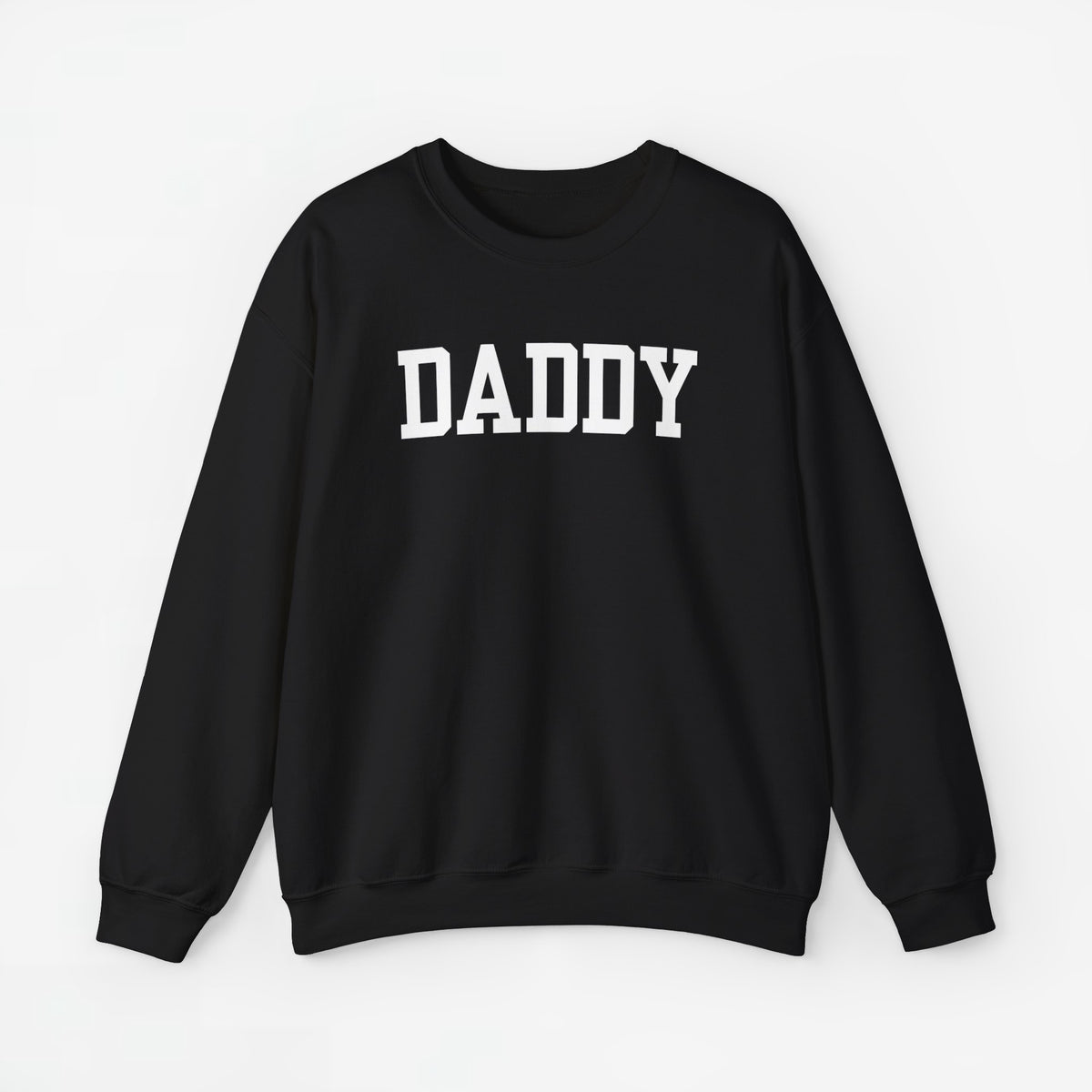 Zwarte sweatshirt met ronde hals en grote opdruk “DADDY” op de borst.